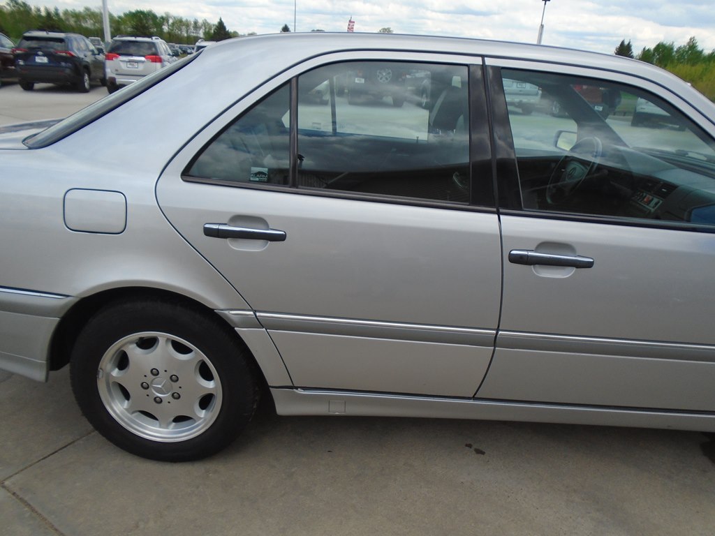 Photo 10 of this MERCEDES-BENZ C-CLASS