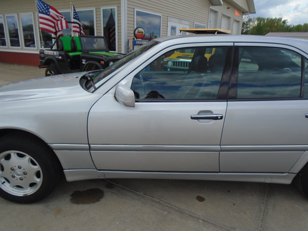 Photo 3 of this MERCEDES-BENZ C-CLASS