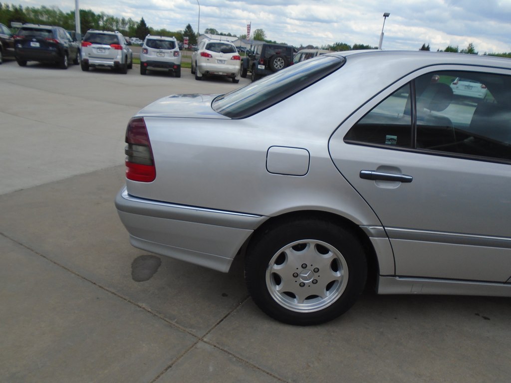 Photo 11 of this MERCEDES-BENZ C-CLASS
