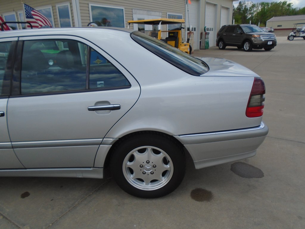 Photo 5 of this MERCEDES-BENZ C-CLASS