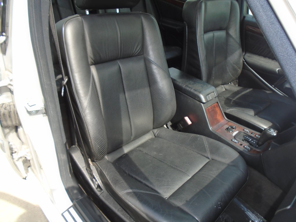 Photo 32 of this MERCEDES-BENZ C-CLASS