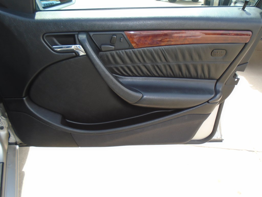 Photo 31 of this MERCEDES-BENZ C-CLASS