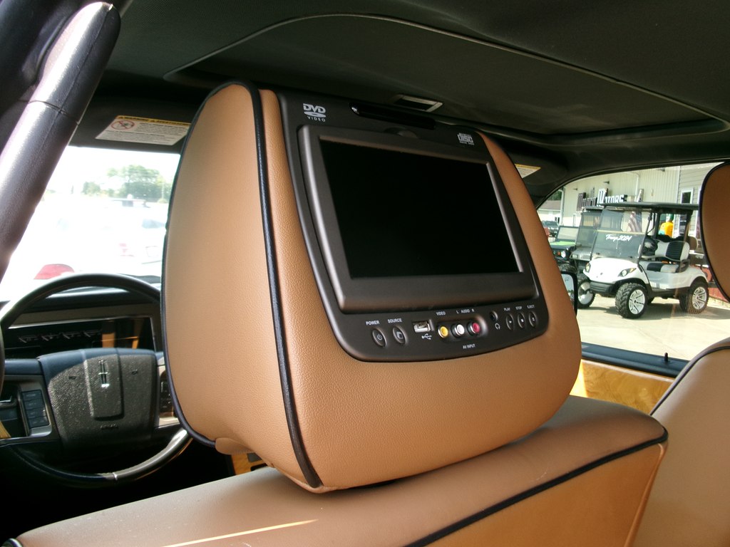Photo 28 of this LINCOLN NAVIGATOR
