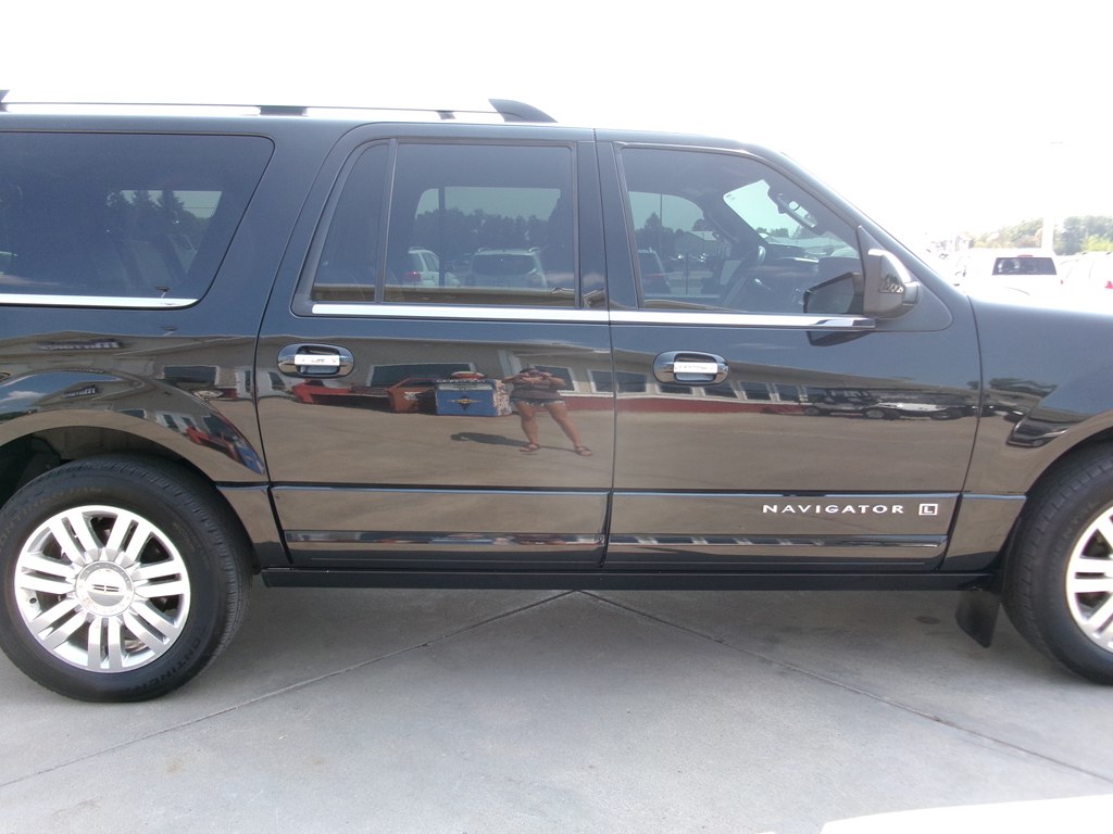 Photo 7 of this LINCOLN NAVIGATOR