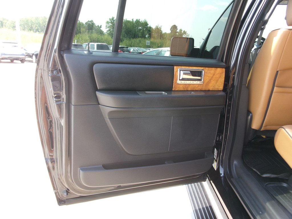 Photo 33 of this LINCOLN NAVIGATOR