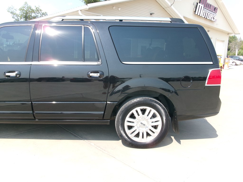 Photo 4 of this LINCOLN NAVIGATOR