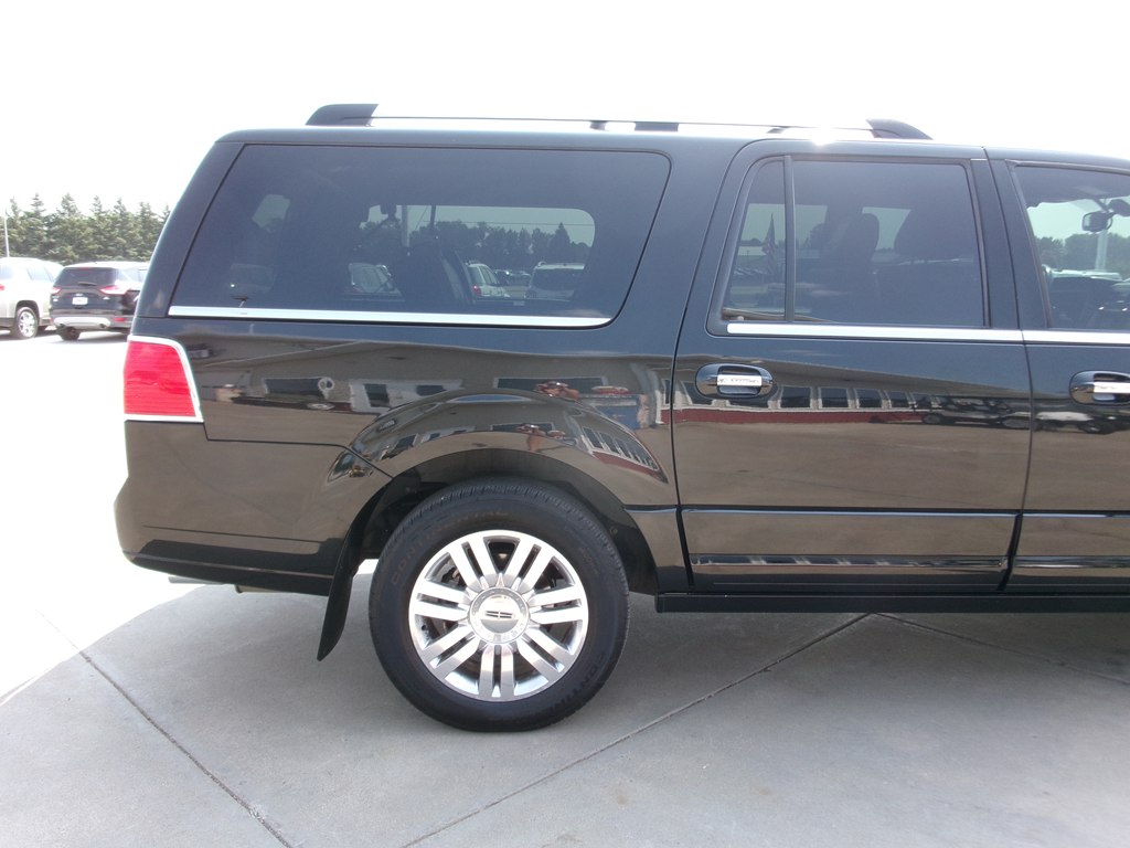 Photo 8 of this LINCOLN NAVIGATOR