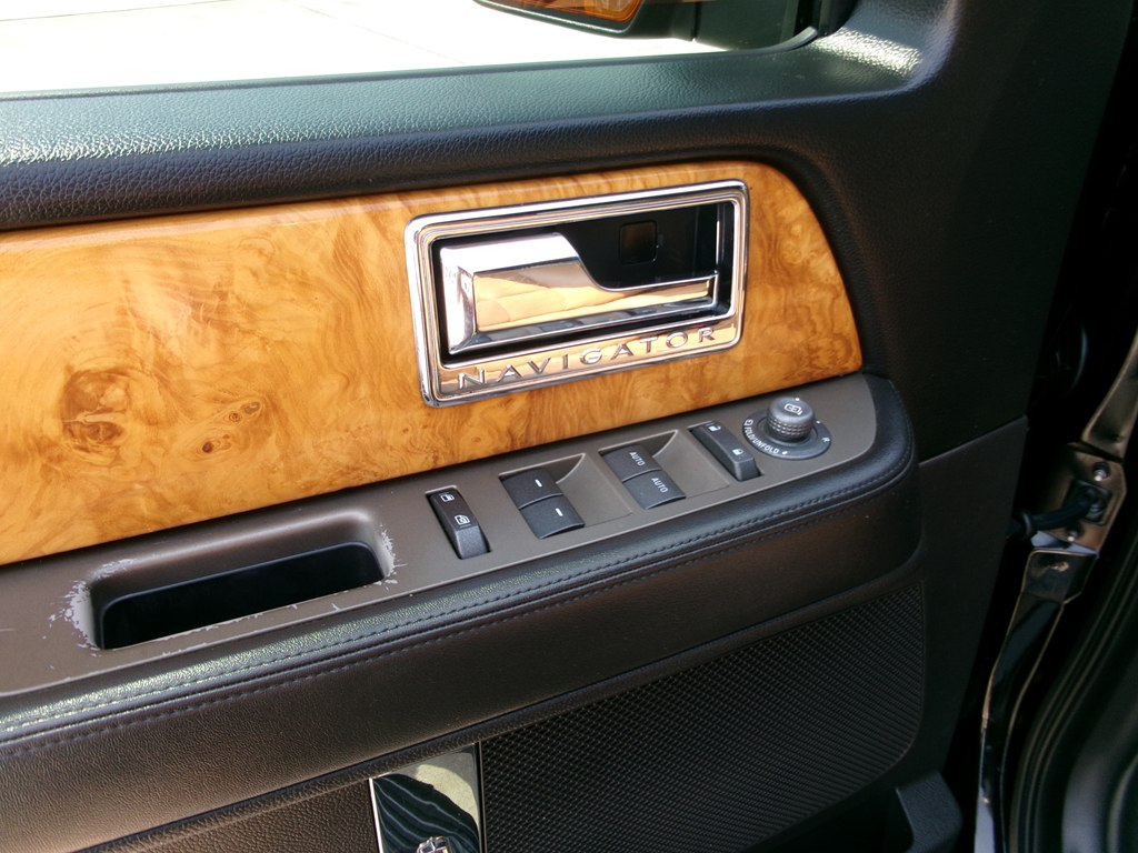 Photo 22 of this LINCOLN NAVIGATOR