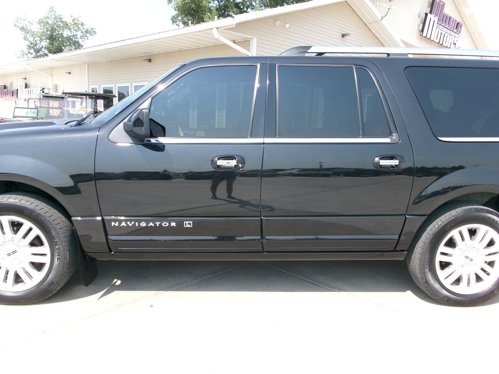 Photo 3 of this LINCOLN NAVIGATOR