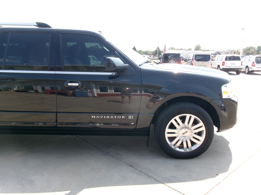 Photo 6 of this LINCOLN NAVIGATOR
