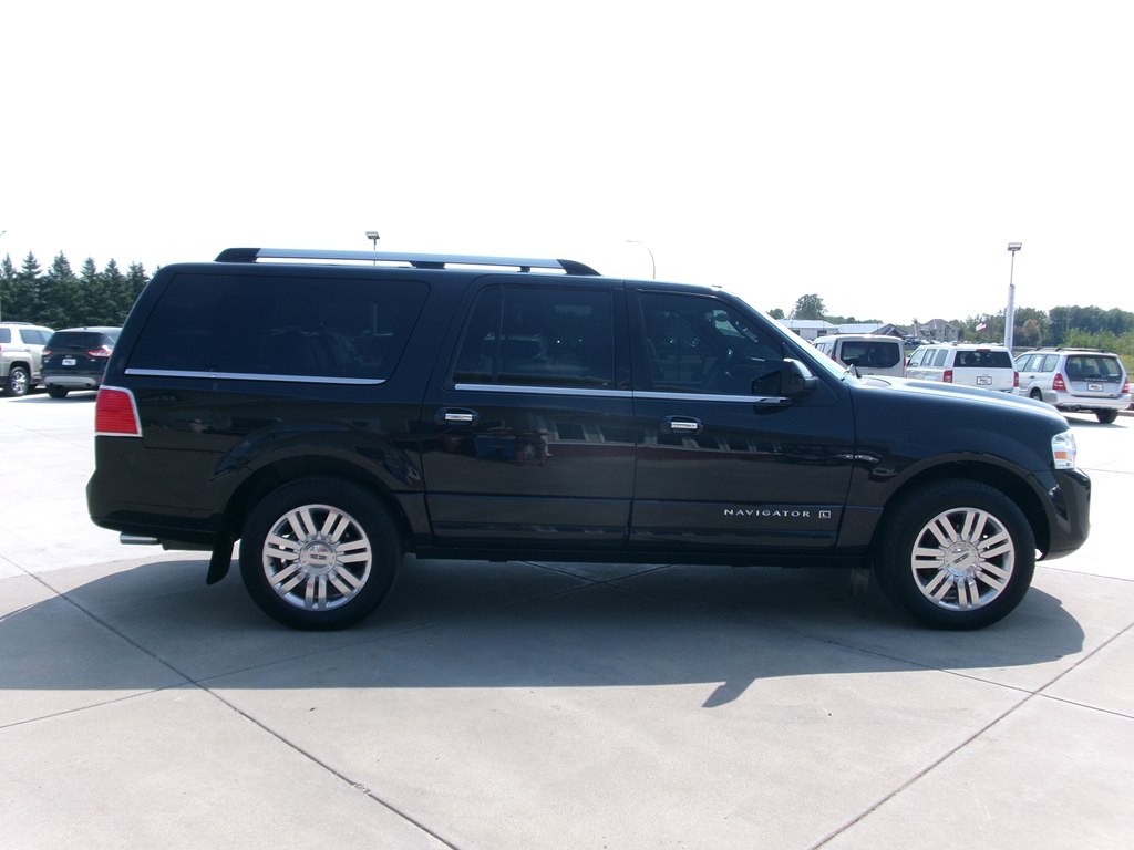 Photo 5 of this LINCOLN NAVIGATOR