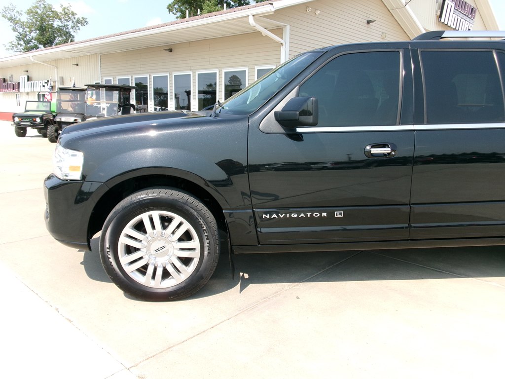 Photo 2 of this LINCOLN NAVIGATOR