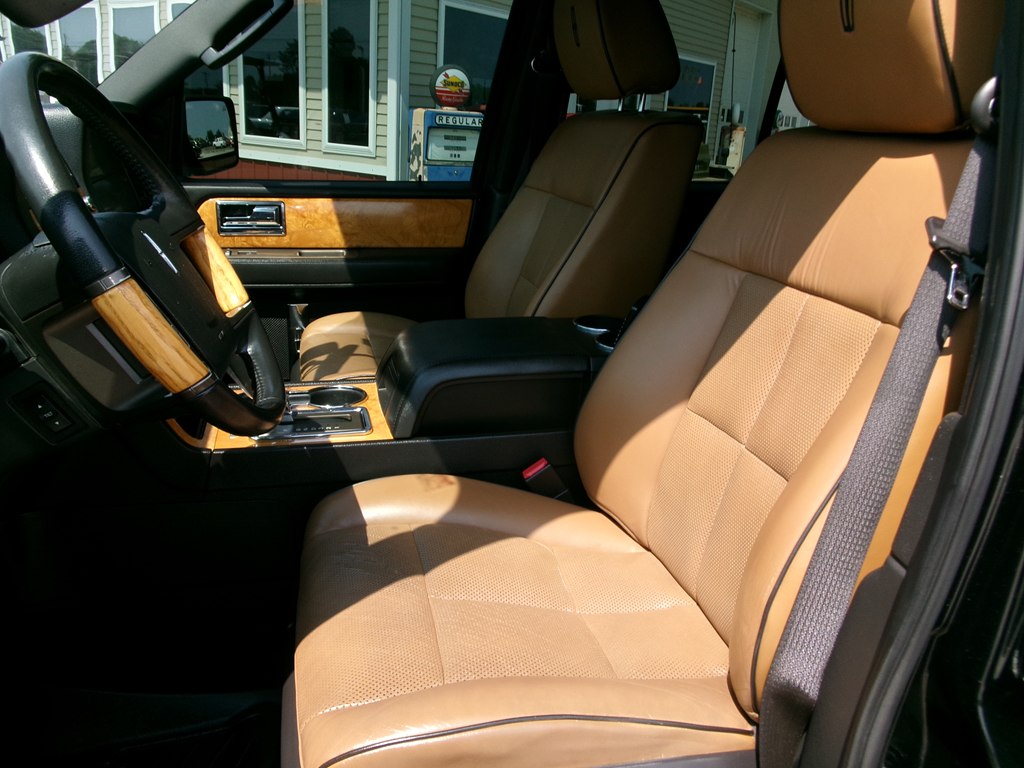 Photo 19 of this LINCOLN NAVIGATOR