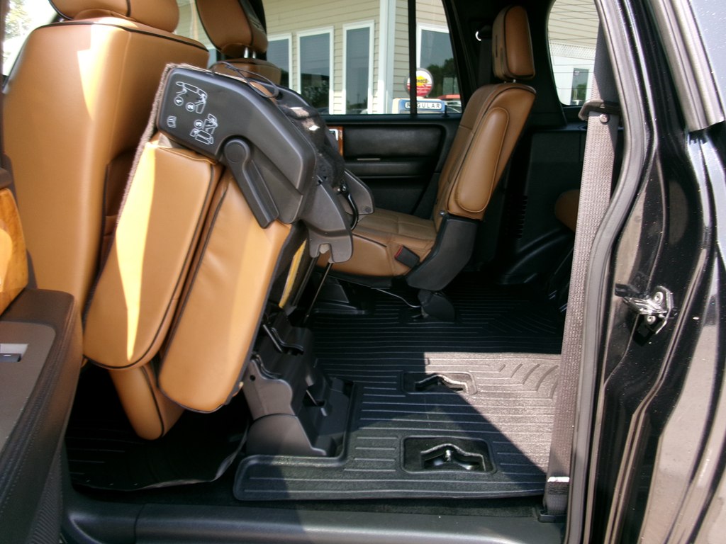Photo 29 of this LINCOLN NAVIGATOR