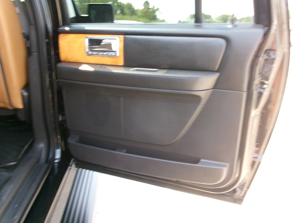 Photo 48 of this LINCOLN NAVIGATOR