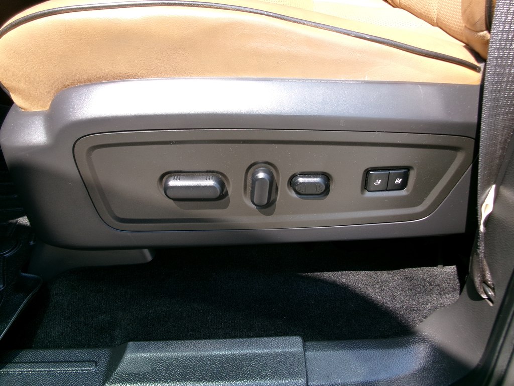 Photo 20 of this LINCOLN NAVIGATOR