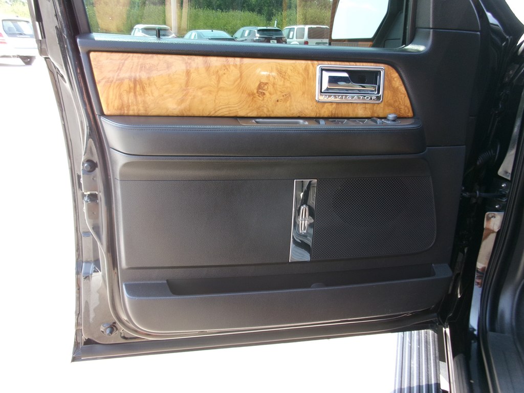 Photo 21 of this LINCOLN NAVIGATOR