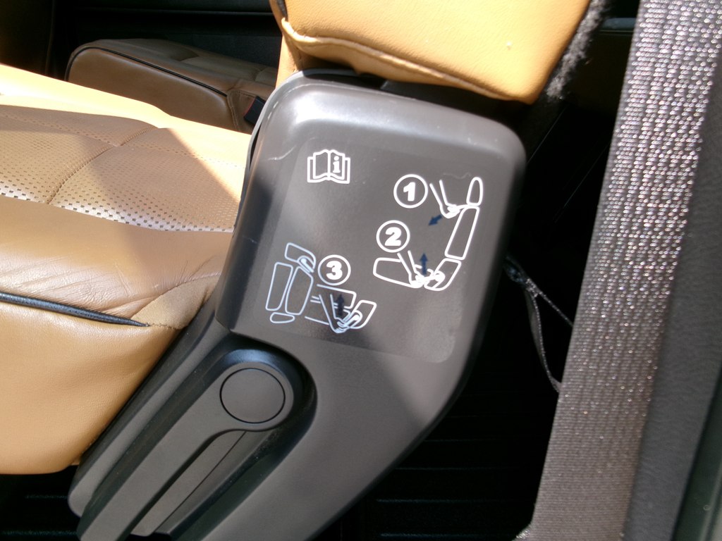 Photo 32 of this LINCOLN NAVIGATOR
