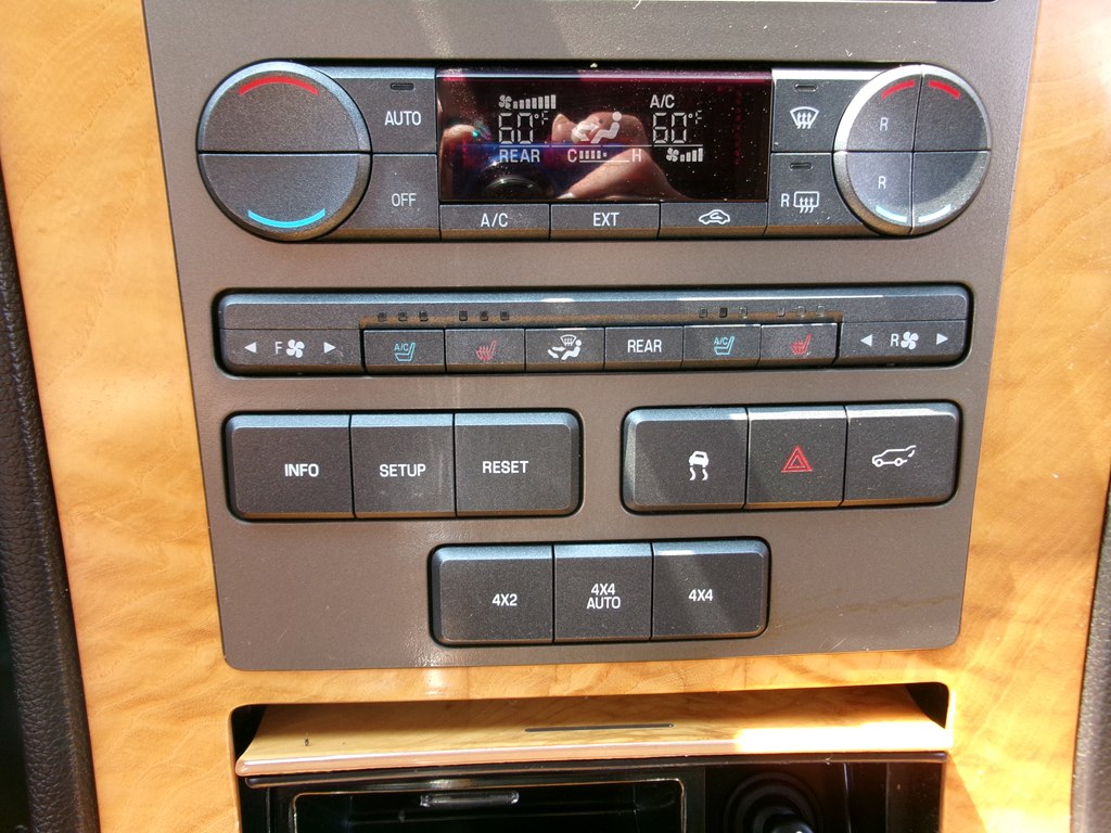 Photo 60 of this LINCOLN NAVIGATOR