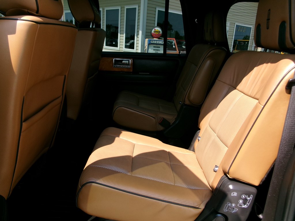 Photo 26 of this LINCOLN NAVIGATOR