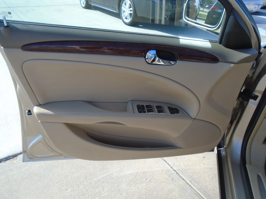 Photo 18 of this BUICK LUCERNE