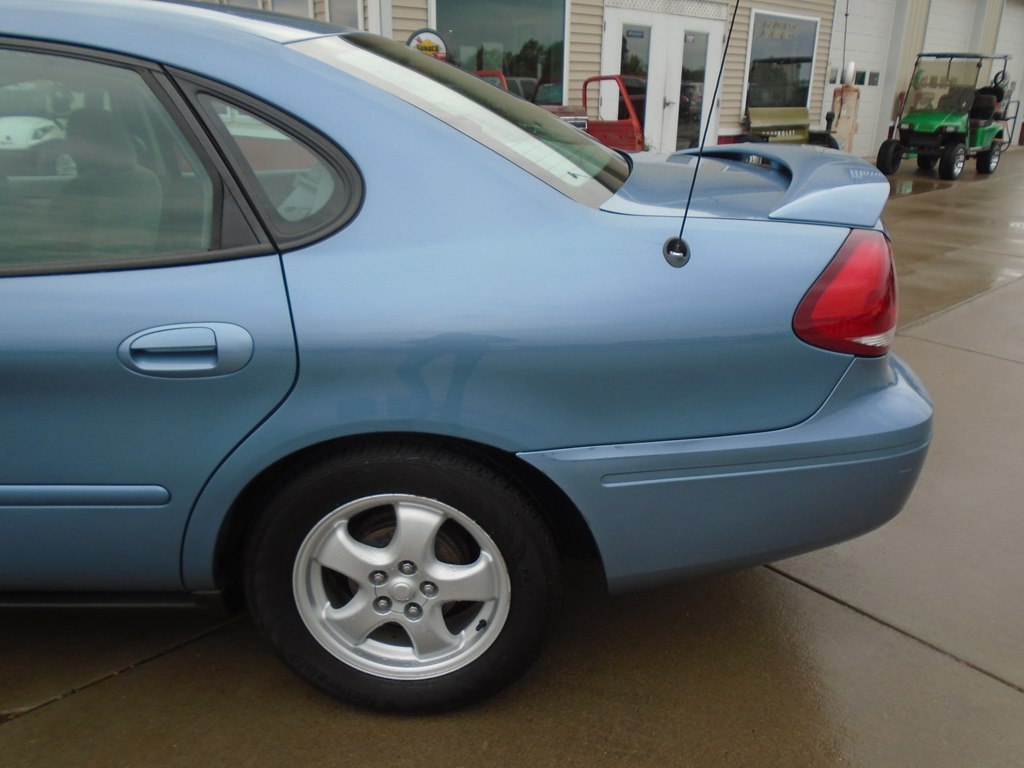 Photo 5 of this FORD TAURUS