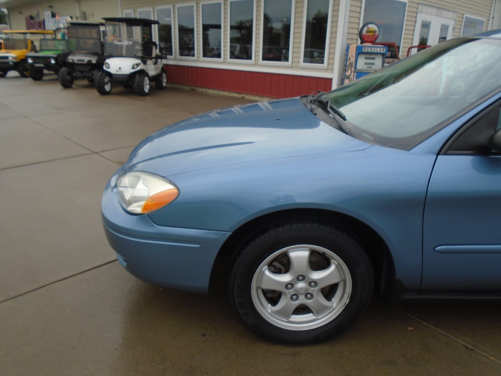 Photo 2 of this FORD TAURUS