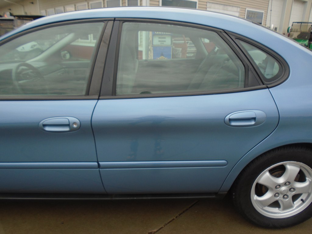 Photo 4 of this FORD TAURUS