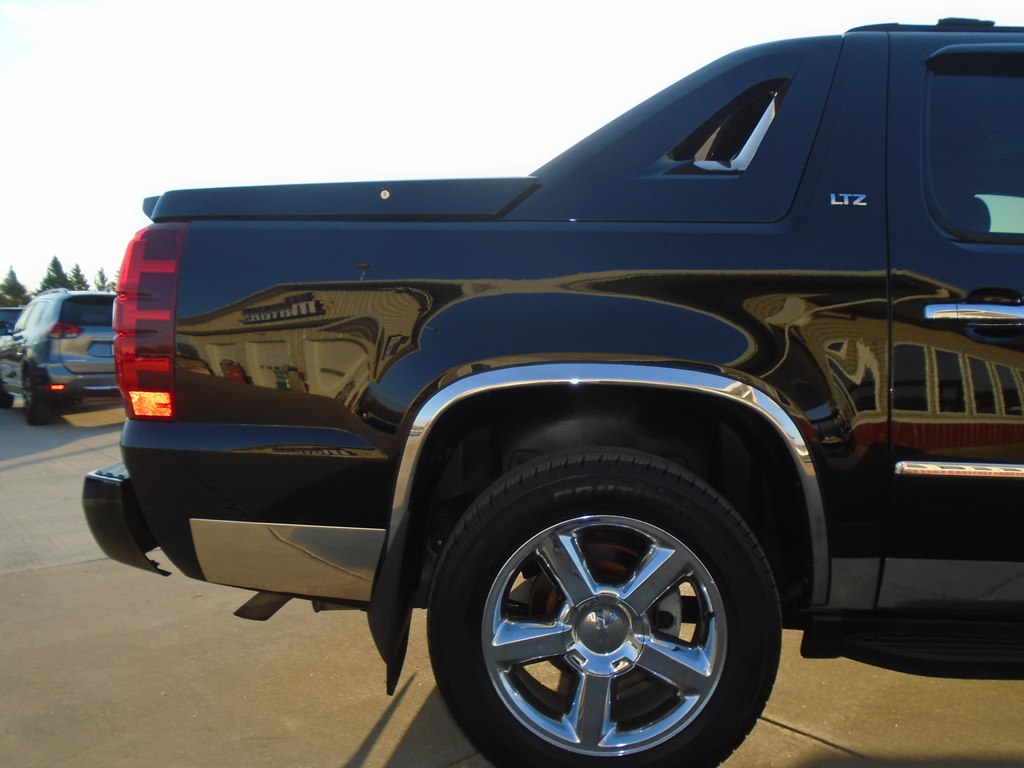 Photo 11 of this CHEVROLET AVALANCHE