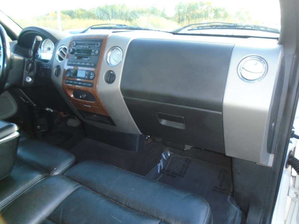Photo 32 of this FORD F150 LARIAT