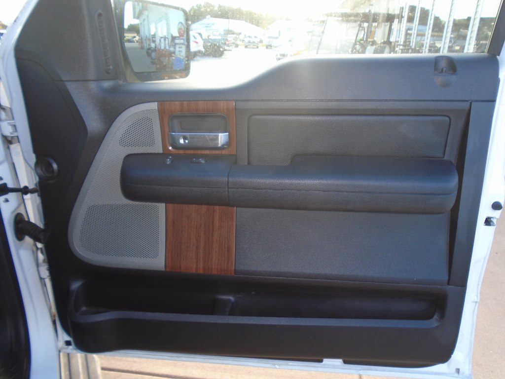 Photo 33 of this FORD F150 LARIAT