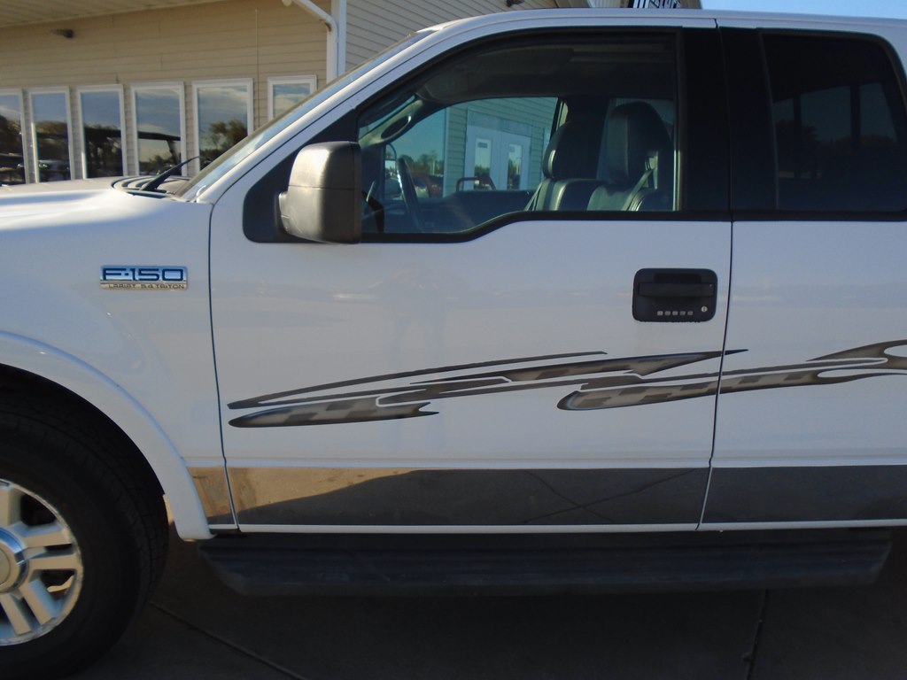 Photo 3 of this FORD F150 LARIAT