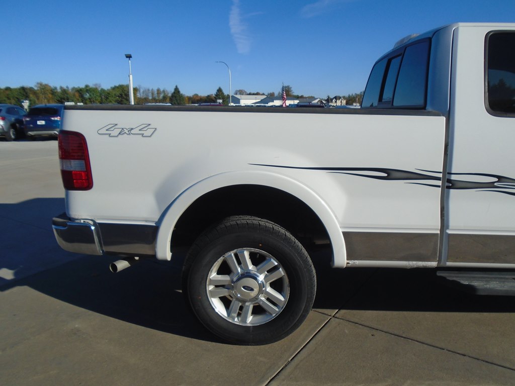 Photo 11 of this FORD F150 LARIAT