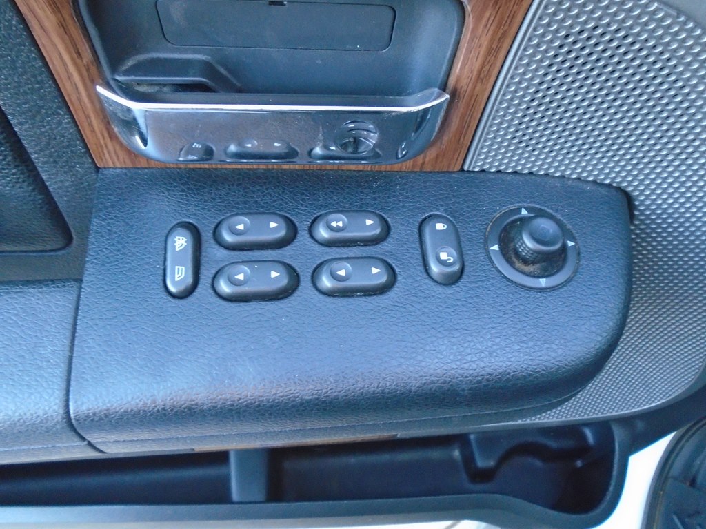 Photo 20 of this FORD F150 LARIAT