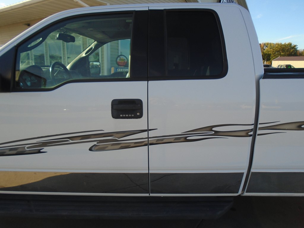 Photo 4 of this FORD F150 LARIAT