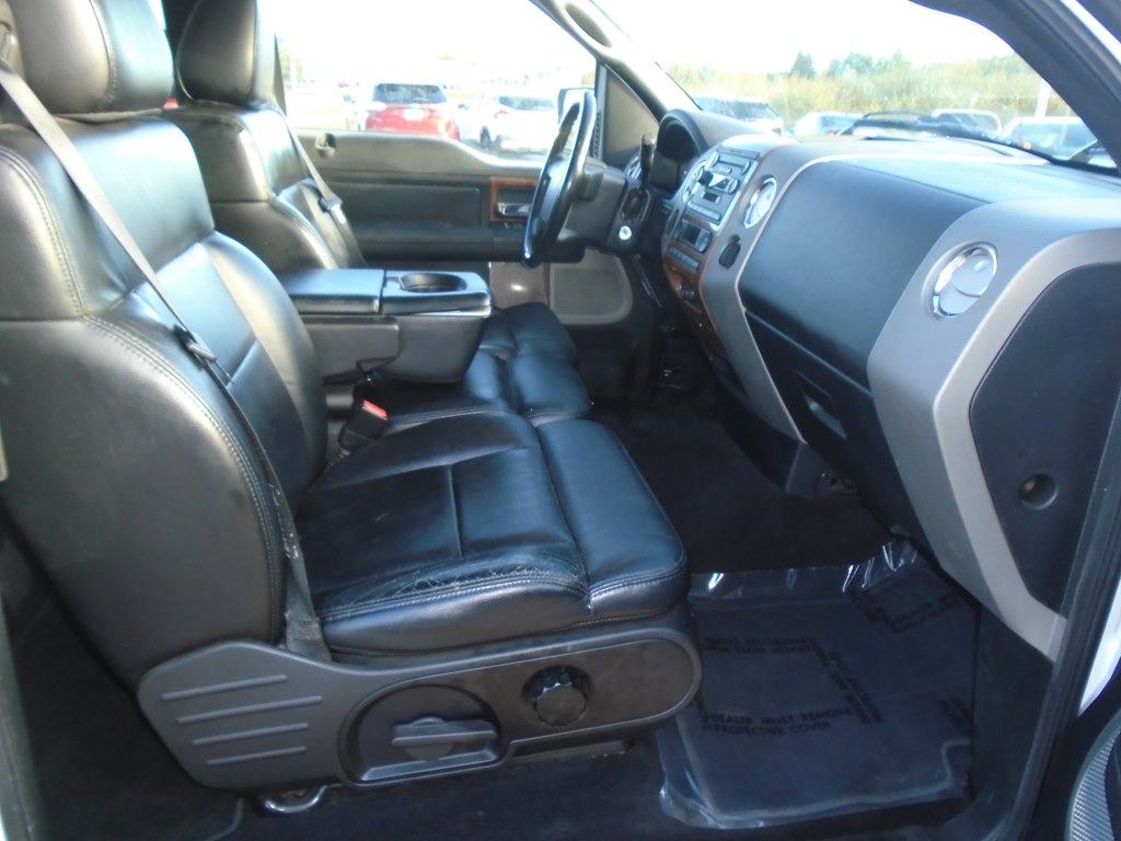 Photo 31 of this FORD F150 LARIAT