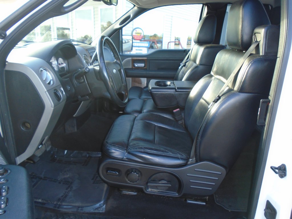 Photo 17 of this FORD F150 LARIAT