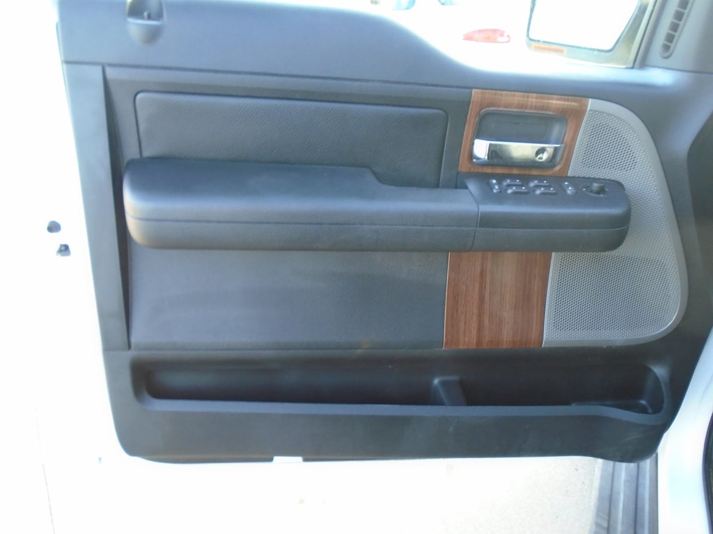 Photo 19 of this FORD F150 LARIAT