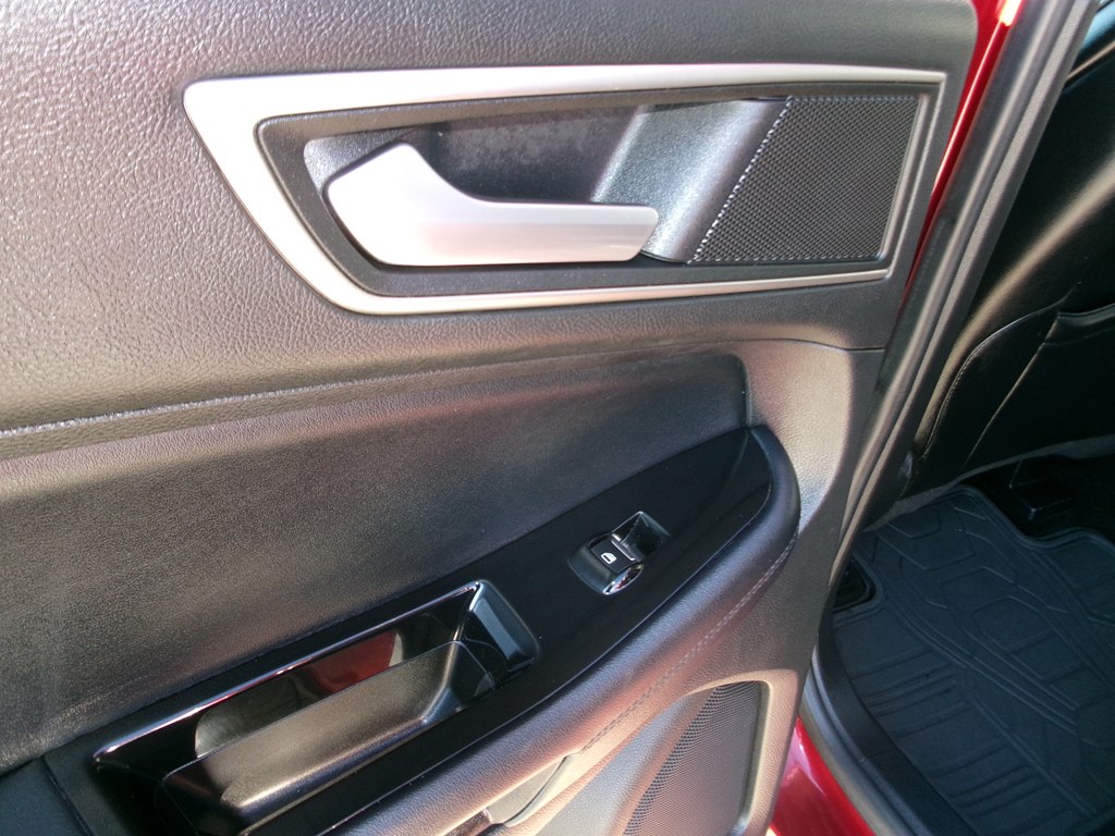 Photo 28 of this FORD EDGE