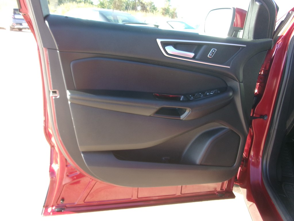 Photo 18 of this FORD EDGE
