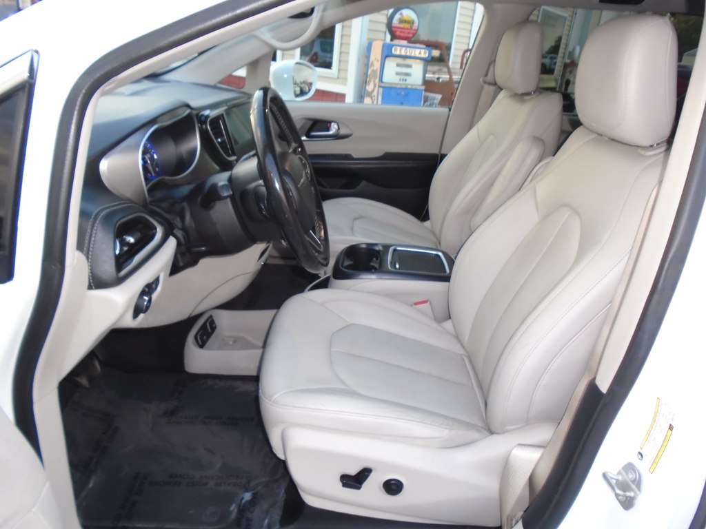 Photo 16 of this CHRYSLER PACIFICA