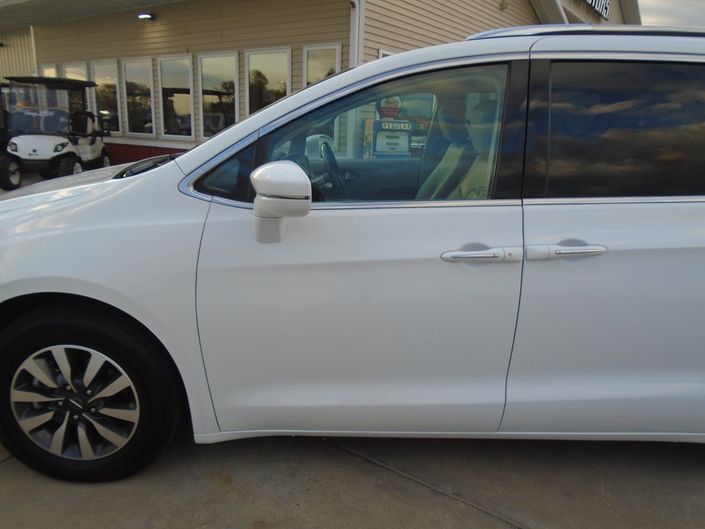 Photo 3 of this CHRYSLER PACIFICA