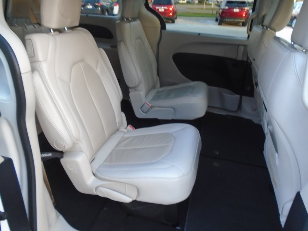 Photo 37 of this CHRYSLER PACIFICA