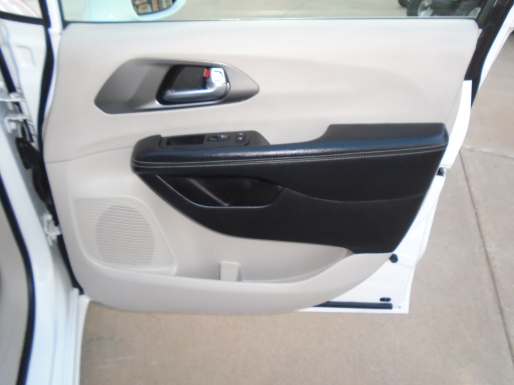 Photo 31 of this CHRYSLER PACIFICA