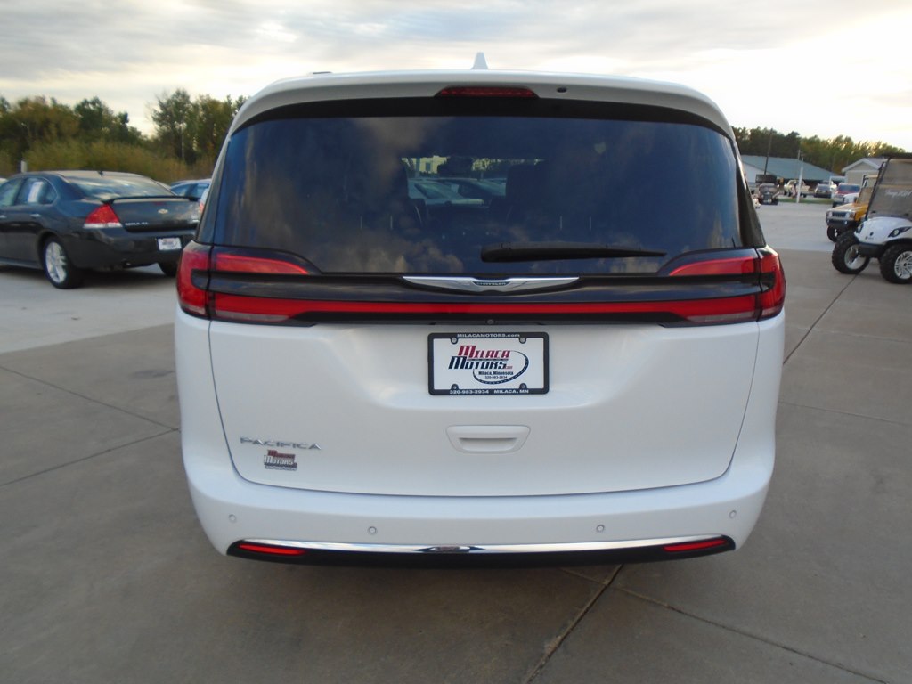Photo 12 of this CHRYSLER PACIFICA