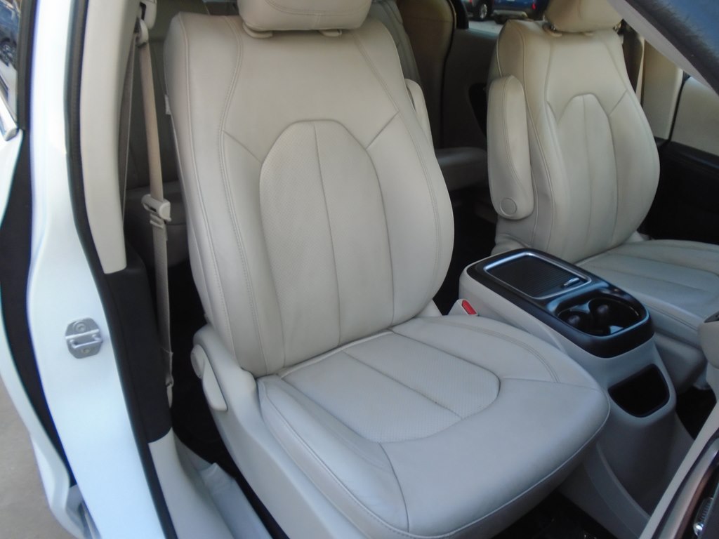 Photo 32 of this CHRYSLER PACIFICA