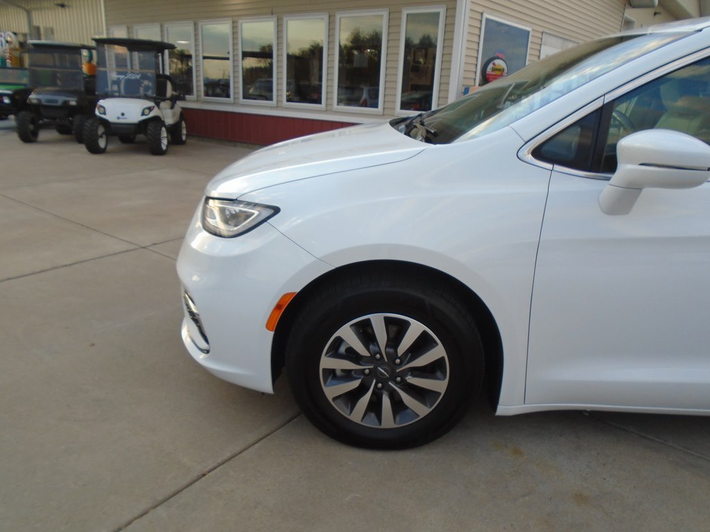 Photo 2 of this CHRYSLER PACIFICA