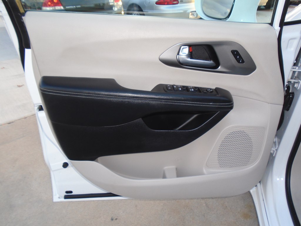 Photo 18 of this CHRYSLER PACIFICA