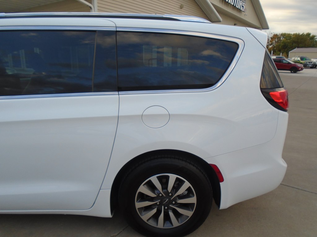 Photo 5 of this CHRYSLER PACIFICA