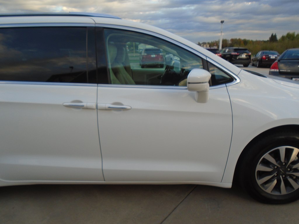 Photo 9 of this CHRYSLER PACIFICA